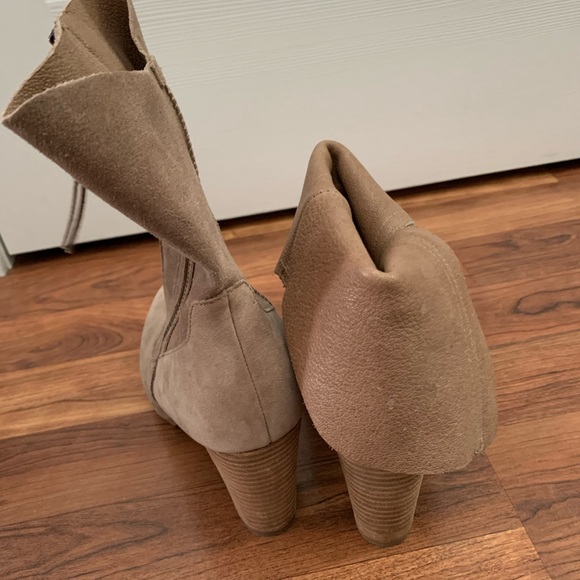 UGG ATHENA SUEDE HEEL ZIP UP SIZE 7 - Picture 2 of 6